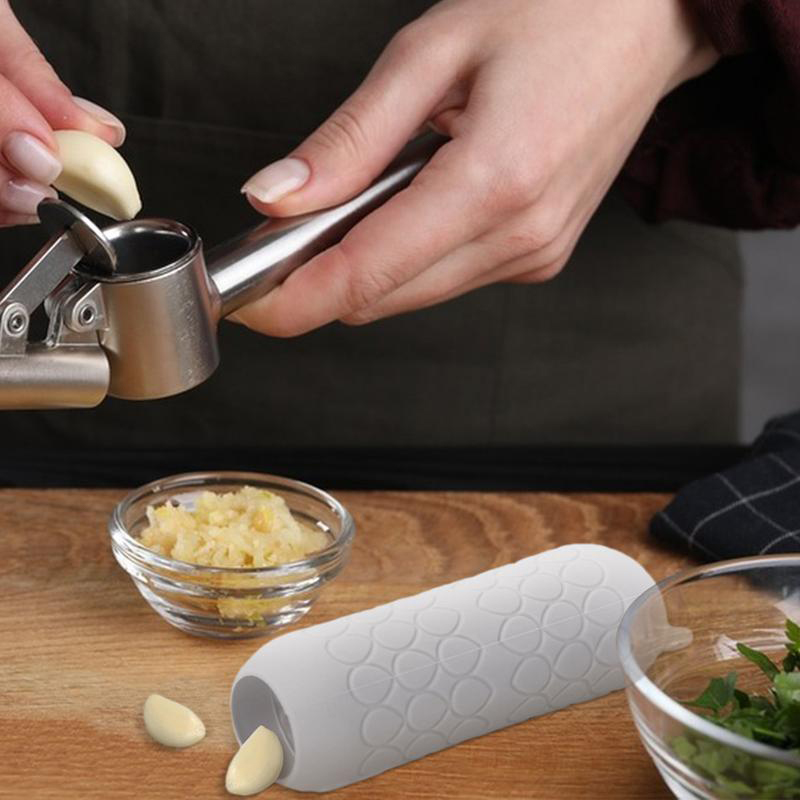 Sbucciatore d'aglio in silicon - Kitchen Gadgets Youtube recensione e prezzo